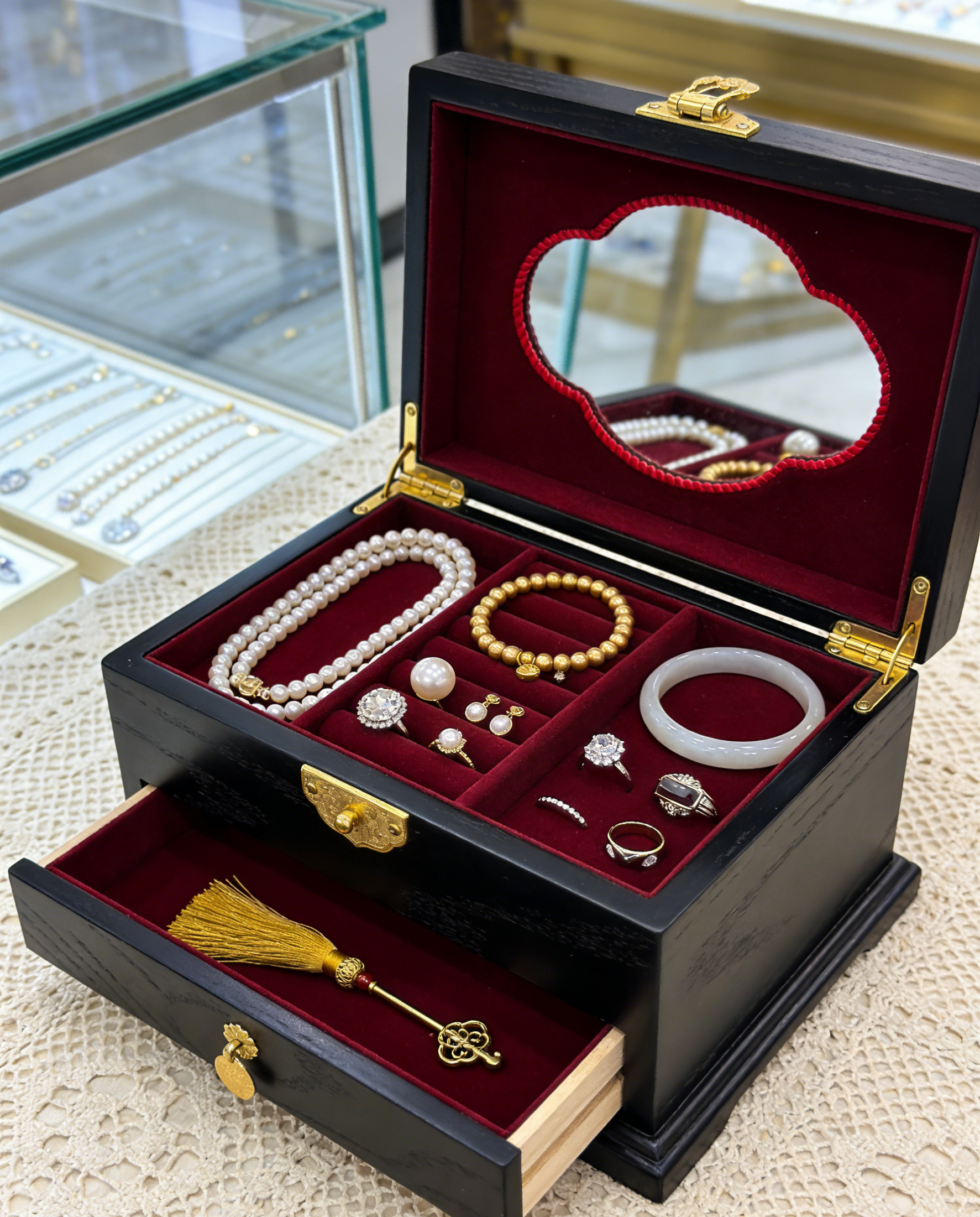 Elegant Large Capacity Jewelry Case with Anti-Tarnish Soft Lining and Mini Portable Design