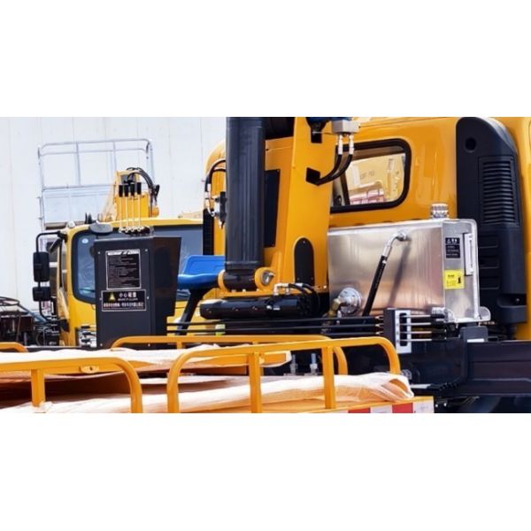 5tons Electric Knuckle Boom Xcmg Howo Used Mobile Wrecker Mounted Crane Truck