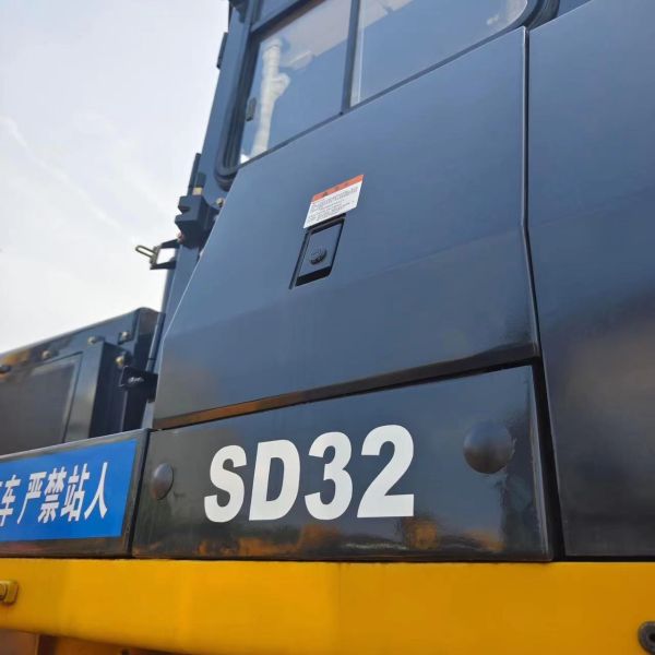 SHANTUI SD32 37 Ton 320HP Heavy Crawler Bulldozer with 10 m³ Semi-U Blade for Mining and Construction