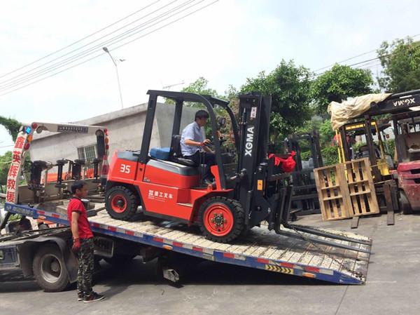 Pneumatic Tire Diesel Operated Forklift , Forklift 3 Ton Lower Consumption