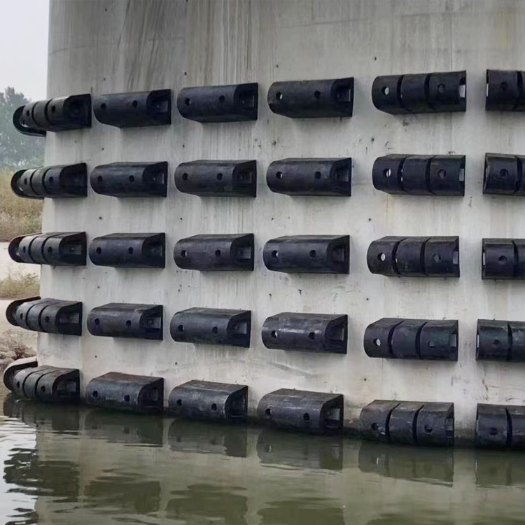 CCS Certified 3L# Natural Rubber Fender D-Shaped Design for Easy Mounting & Durability Black Customized Size for Ship Docks
