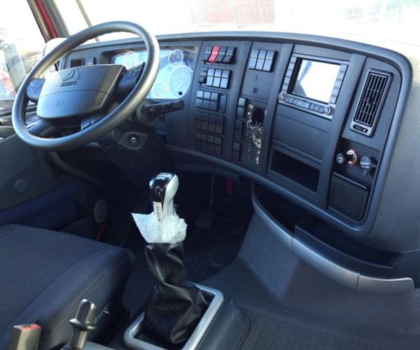 300LタンクHowo A7のトラクターのトラック4×2のCamionのユーロ2のディーゼル燃料のタイプ