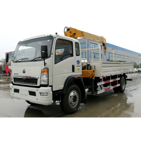 Sinotruk HOWO Telescopic Boom Truck Mounted Crane 5 Ton For Construction Material Transportation