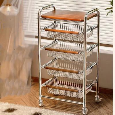 La mesa de centro pequeña y móvil en la sala de estar y el dormitorio presenta un diseño de lujo ligero con un estilo de mediados de siglo, equilibrando funcionalidad y decoración