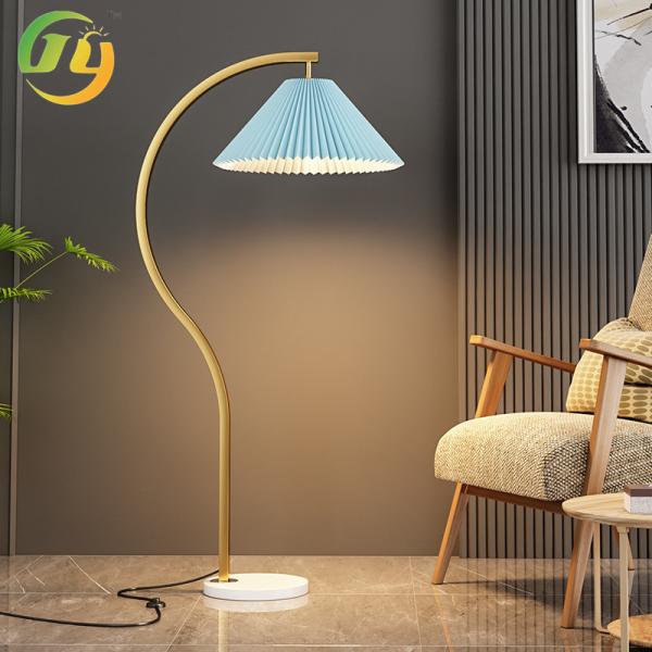 Гостиная Лампа чтение Лампа на полу Современный интерьер Северная Европа Простота Характер Новая серия Роскошный диван Спальня