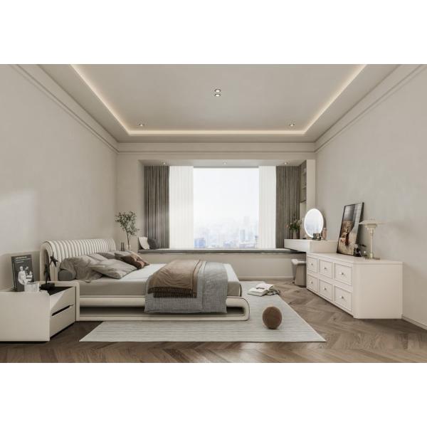 Современный минималистский гардероб с гладкими белыми дверными панелями и пушистым оборудованием