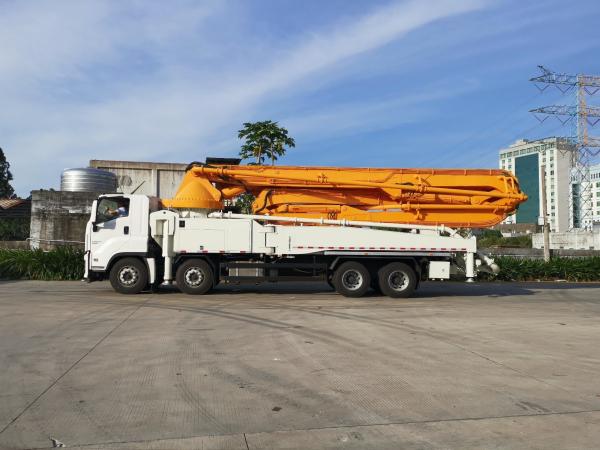Un camion de mélangeur semi-sec de 47 mètres pour la construction lourde par une entreprise de construction