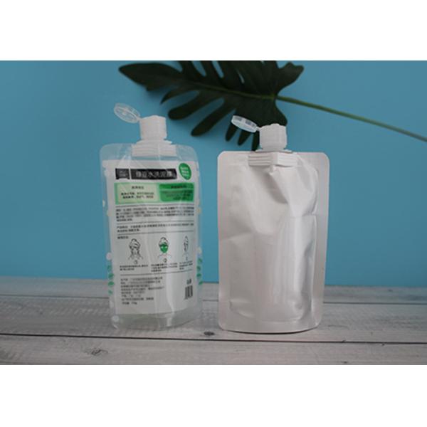 Споут кладет верхнюю часть в мешки запечатывания с крышками верхней части сальто пакуя косметическую сливк