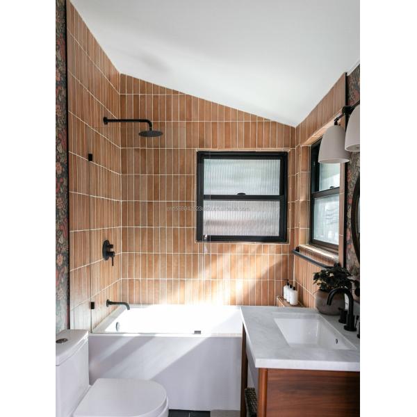 Color personalizado Diseño de habitaciones de hotel de lujo Casa triangular Contenedor para familia o villa hecha de tubos cuadrados de acero galvanizado