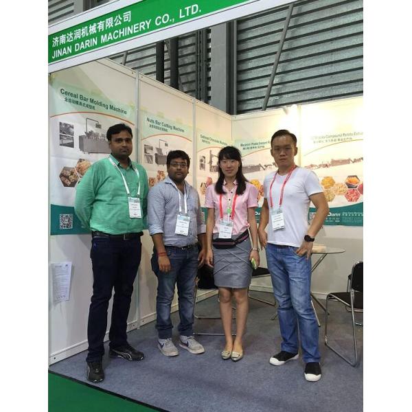 Barra de café da manhã, barra de chocolate, barra de porca da passa que faz a máquina