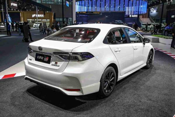 Front-wheel Drive TOYOTA Corolla 1.5L Naturally Aspirated CVT Transmission with Silver Color Option