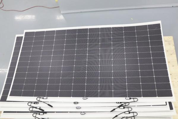 Panneau solaire à cellule solaire flexible 200W 580W 12V 24V pour balcon et résistant à la température