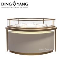 La courbe de la mode Jewellery Display présente une belle structure ferme avec un verre trempé hautement transparent