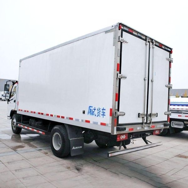 Foton Refrigerated Transport Truck 130HP 4X2 2ton Carrier Cooler For Meat / Fish Transport