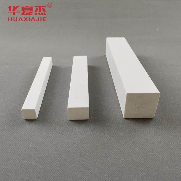 PVC résistant à l'humidité planche de vinyle blanc moulé en PVC pour la décoration de bâtiments