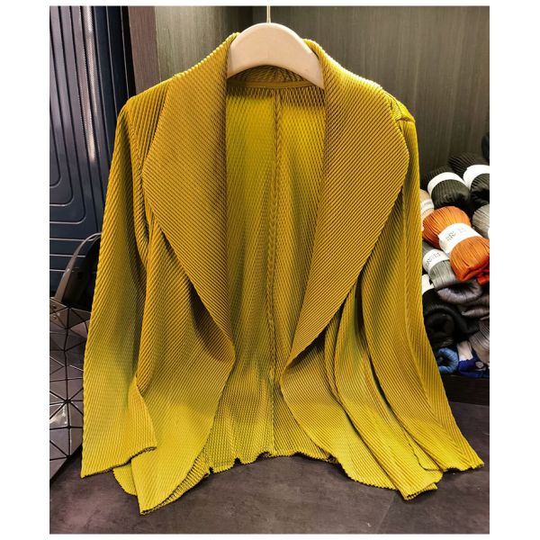 Spring 2025 Women's Solid Color Lapel Long Sleeved Pleated Women's Long Coat