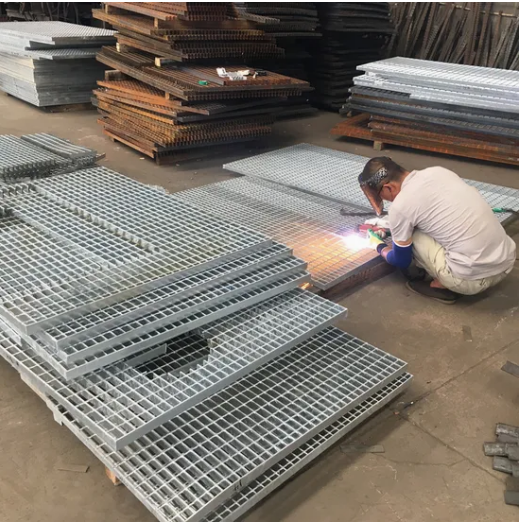 Hot Dipped Galvanized Carbon Steel Grating ISO9001 Certified Q235 Material for Industrial and Residential Security Barriers