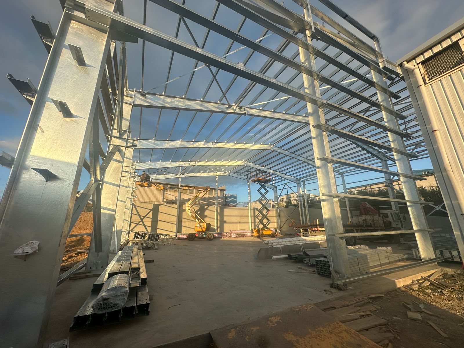 Pre- Engineering Customized Steel Structure Metal Warehouse 