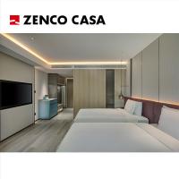 Set de móveis de quarto duplo do hotel inclui cama e sofá com almofadas