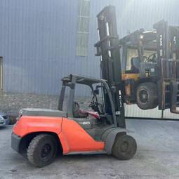 Toyota 8F 6 Ton Used Diesel Forklifts Toyota Forklift 2 Stages Masts Made In Japan