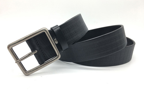 Выбитые проверки делают по образцу кожаный случайный пояс джинсов для людей с классической одиночной пряжкой Prong