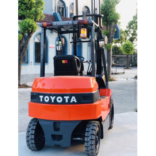 Carretilla elevadora eléctrica usada Toyota de 3 toneladas y 3 metros de Japón, con alta potencia de batería y en muy buen estado