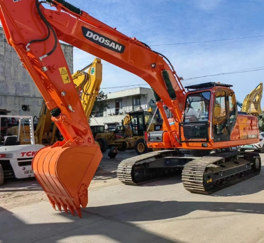 Doosan DX225 25 Ton Excavator Used Construction Machinery with Years of Experience