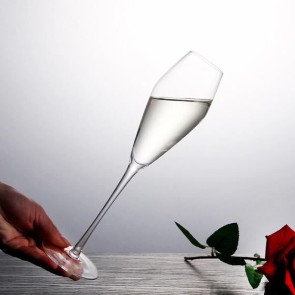 Os vidros de vinho de cristal luxuosos por muito tempo provieram vidros de flauta sem chumbo de Champagne
