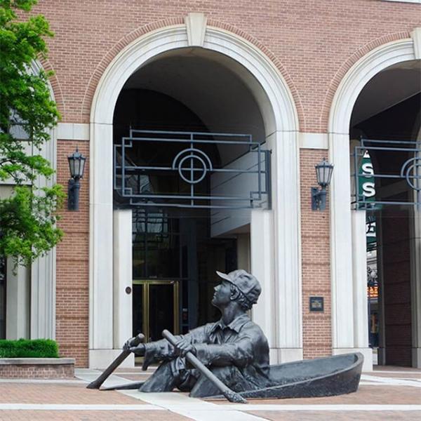 Люди гребят лодками Бронзовые статуи Скульптура на улицах Парк-сквер