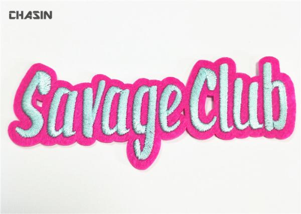 O ferro da forma na letra de time do colégio remenda a cor brilhante para o clube selvagem