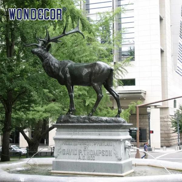 Las ilustraciones animales salvajes hermosas de la decoración del parque echaron la escultura de bronce de los alces