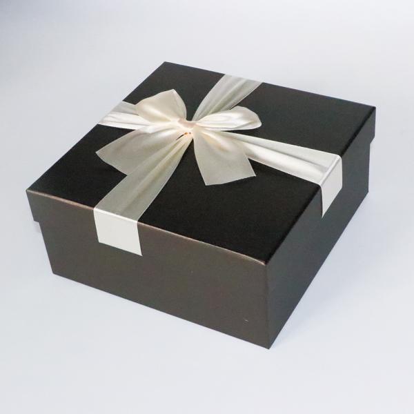 Boîte-cadeau au détail de couleur de noir de livre à couverture dure avec le ruban