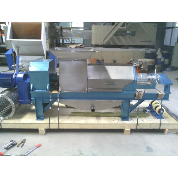 Double screw extractor for pineapple juice pressing