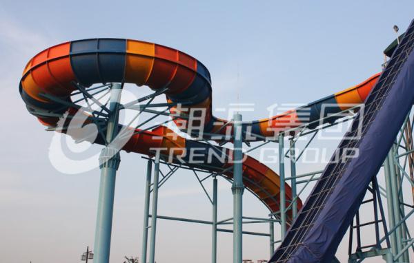 Corrediças de água coloridas Bommerang atrativo de FPR grandes para o parque exterior gigante da água
