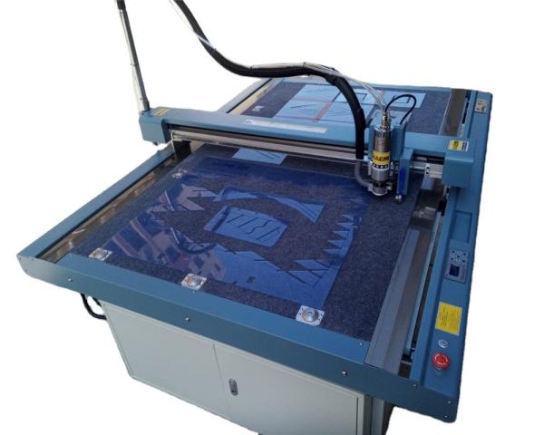 Machine de découpe de planches en plastique de modèle PVC avancé pour patrons de couture jusqu'à 6 mm