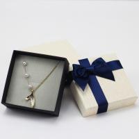 Capa superior e inferior Anillo de oreja Brazalete Collar Colgante Conjunto de caja Estampado en caliente