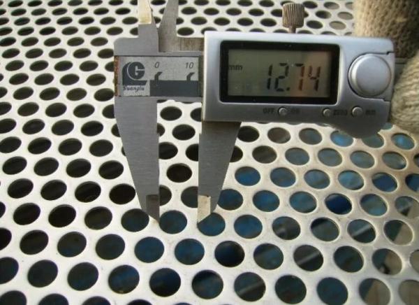 NM300 Plaque de perforation métallique en acier laminée à froid en acier inoxydable avec motif de trou rond