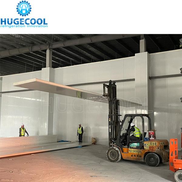 Quartos frios com porta de dobradiça para bebidas e pães no mercado dos EUA