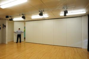 Paredes de separação móveis de dobramento deslizantes acústicas para a sala de