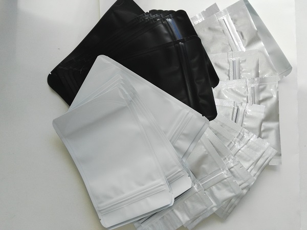 Le papier d'aluminium noir zip-lock de médecine met en sac 4