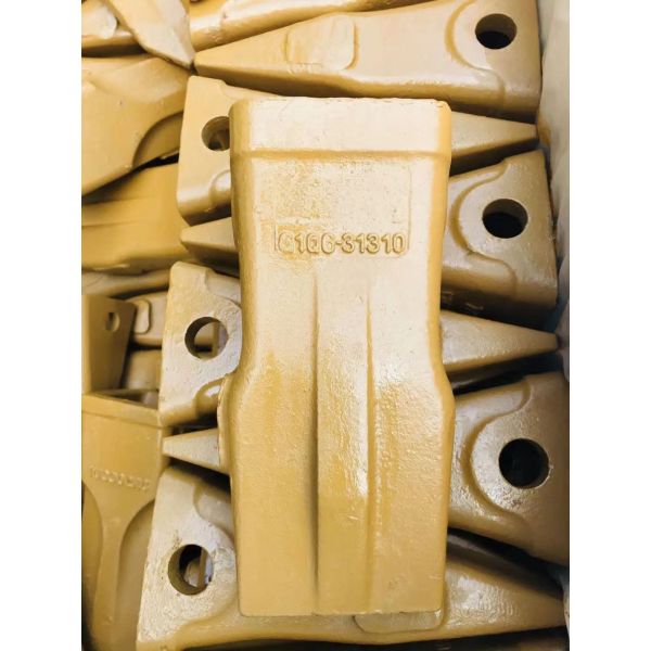 61Q6-31310 Bucket Teeth Adapter Angled Top Adapter for 18-22 Ton Excavators