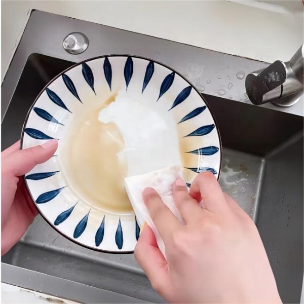 Tampon à récurer en mélamine blanche pour le nettoyage de la cuisine