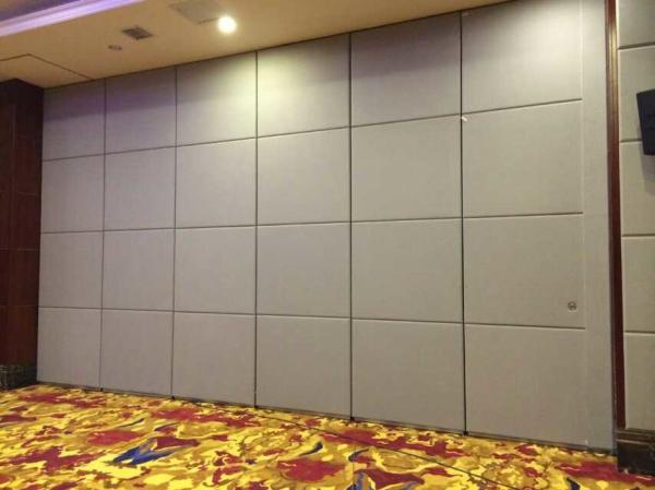 Paredes de separação operáveis de dobramento das portas interiores que prestam serviços de manutenção para a sala da função