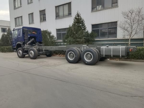 SINOTRUK HOWO Oil Tank Truck Chassis 400HP 8X4 LHD 50 Tons 40CBM