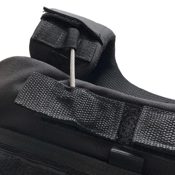 Черный спортивный жилет на открытом воздухе с системой быстрого освобождения