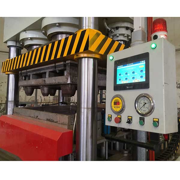 Plataforma de los moldes del doble de México que hace el equipo para el serrín de madera