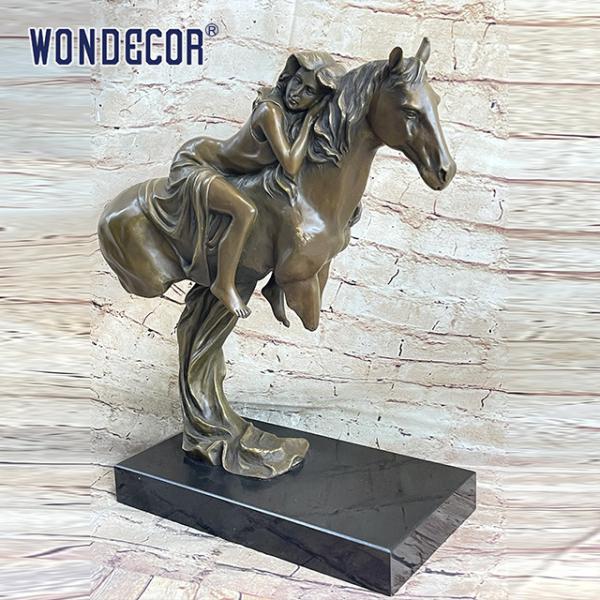 Uma escultura de cobre de uma menina em um grande cavalo de metal