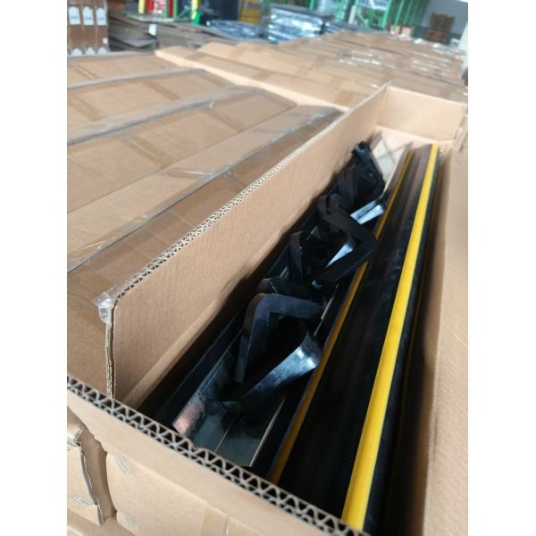 Rubber Corner Guard Road Barrier Reinforced with Galvanized Steel Plate for Protection in Commercial Parking Areas