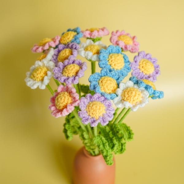 Bouquet de flores de margarita de crochet hecho a mano