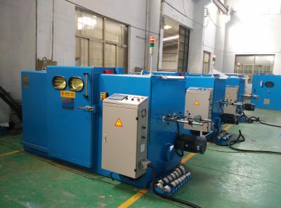 O fio de cobre desencapado do controle do PLC que torce a tensão magnética da máquina paga fora